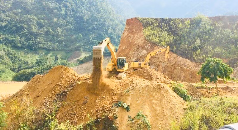 Khu vực san gạt được Phòng Tài nguyên và Môi trường huyện xác định đang trong giai đoạn “làm thủ tục cấp phép xây dựng”.