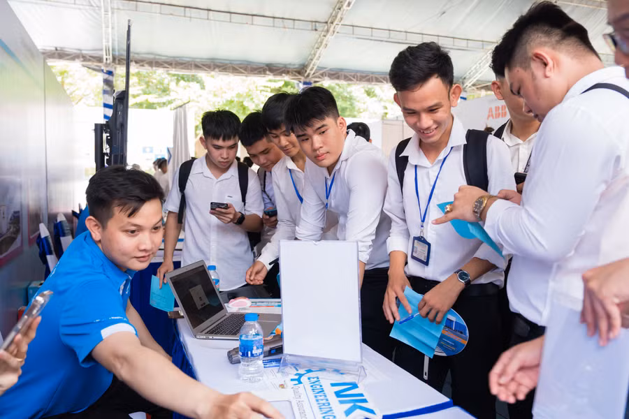 Đông đảo sinh viên tại TPHCM tham gia ngày hội thuộc các ngành: Công nghệ kỹ thuật ô tô, kỹ thuật điện, kỹ thuật cơ điện tử,...