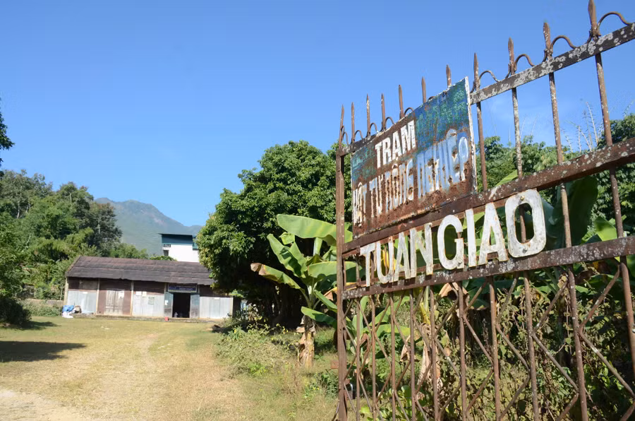 Gần 1.900 m2 đất thuộc Công ty Cổ phần Vật tư nông nghiệp Điện Biên nằm ngay trên Quốc lộ 6, với cơ sở vật chất xuống cấp, hoạt động kém hiệu quả.
