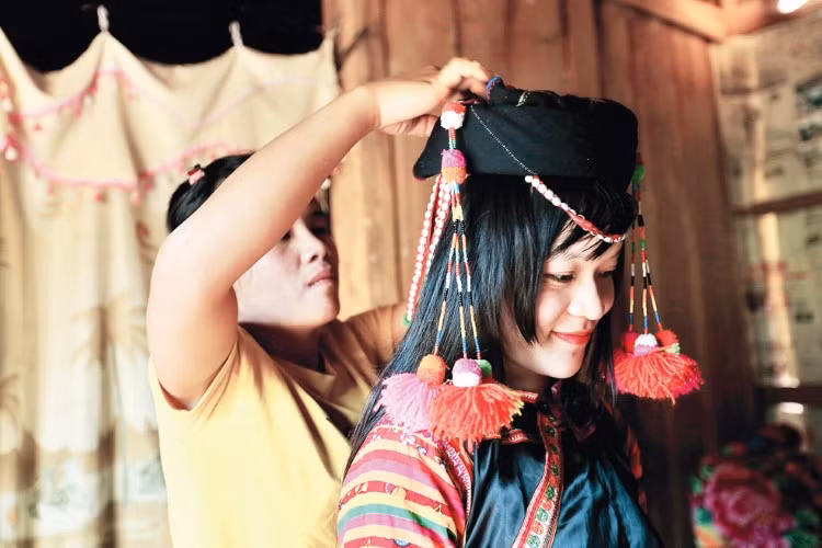 Thiếu nữ Hà Nhì nơi ngã ba biên giới sắm váy áo chơi Xuân