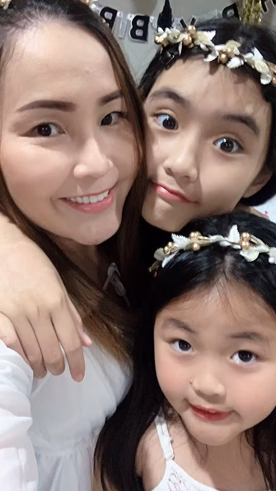 Bảo Duy cùng hai con gái riêng qua Úc thăm vợ con.