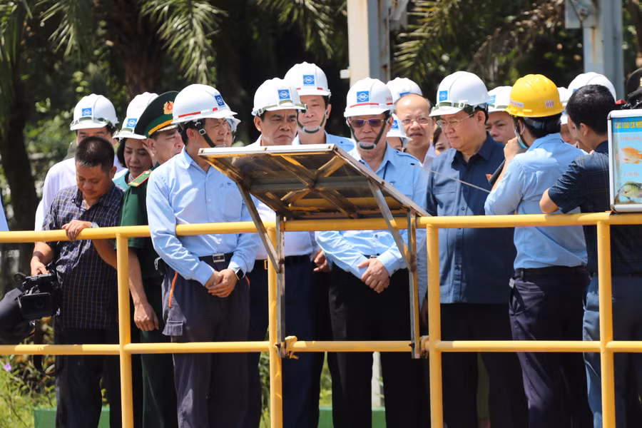 Chủ tịch Quốc hội Vương Đình Huệ đề nghị FHS chấp hành tốt pháp luật của Việt Nam trong sản xuất, bảo vệ môi trường tại buổi kiểm tra.