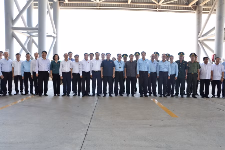 Chủ tịch Quốc hội Vương Đình Huệ cùng đoàn công tác chụp ảnh kỷ niệm chuyến công tác tại FHS.