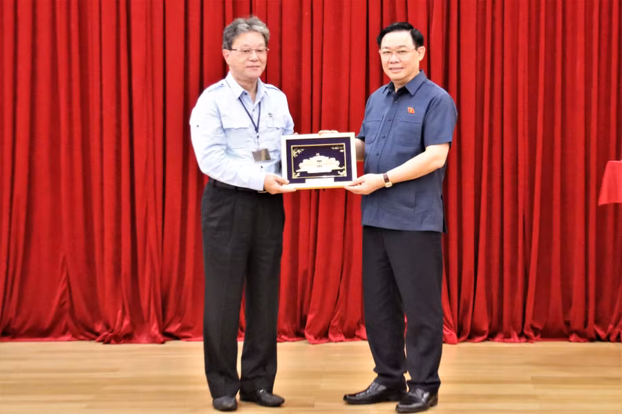 Lãnh đạo FHS nhận quà lưu niệm từ Chủ tịch Quốc hội Vương Đình Huệ.