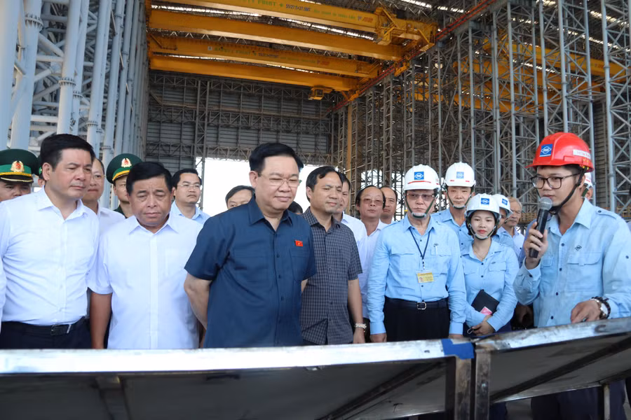Chủ tịch Quốc hội Vương Đình Huệ cùng đoàn công tác kiểm tra hệ thống cảng nước sâu Sơn Dương.