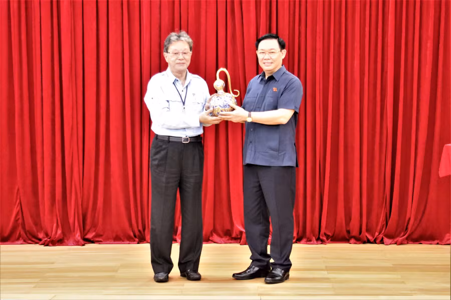 Chủ tịch Quốc hội Vương Đình Huệ nhận quà lưu niệm của lãnh đạo FHS.