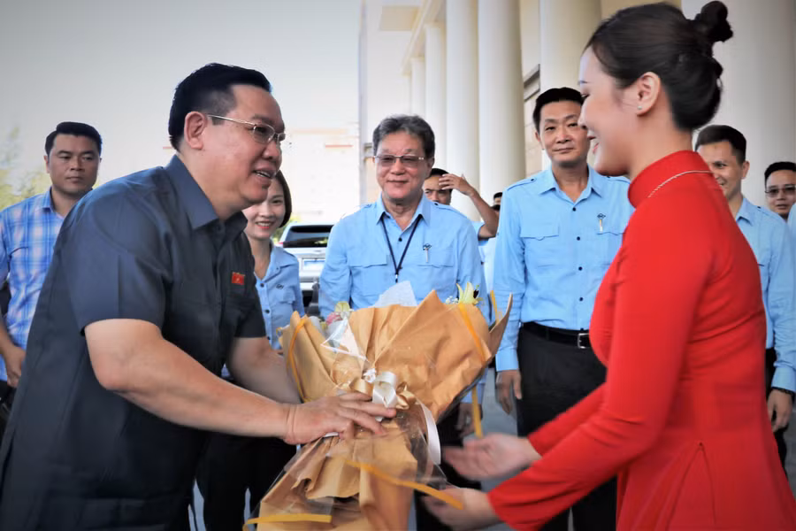 Chủ tịch Quốc hội Vương Đình Huệ nhận hoa chúc mừng của Công ty TNHH Gang thép Hưng Nghiệp Formosa Hà Tĩnh.