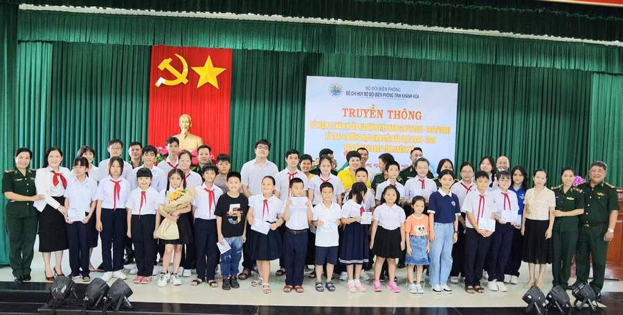 91 phần quà được trao cho con cán bộ, chiến sĩ cơ quan BCH BĐBP tỉnh Khánh Hòa