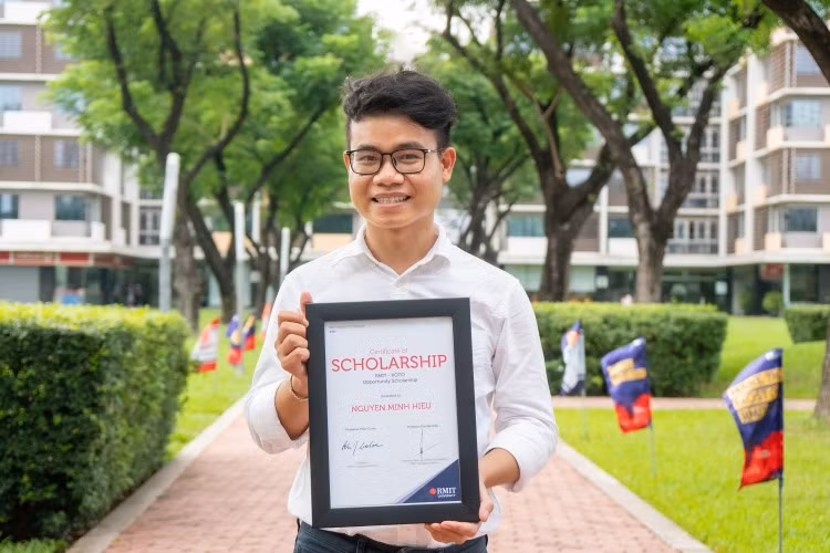 Hiếu nhận Học bổng Chắp cánh ước mơ Trường Đại học RMIT Việt Nam năm 2020.