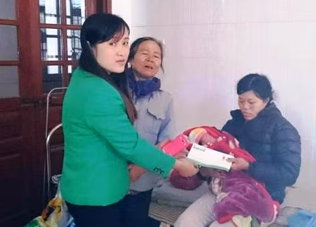 Đại diện công ty Mai Linh Hà Nam đến thăm sản phụ Vũ Thị Huyền.