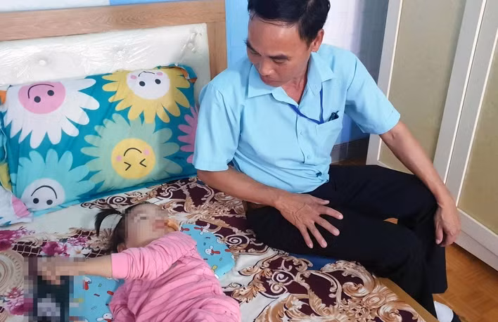 Bé gái 3 tuổi bị chó hàng xóm tấn công phải khâu 16 mũi