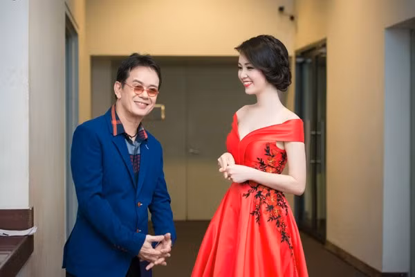 Á hậu Thụy Vân diện váy đỏ rực, duyên dáng làm MC Xuân phát tài