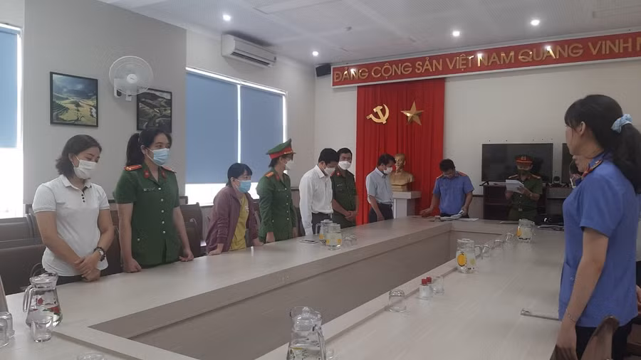 Cơ quan chức năng thi hành các quyết định tố tụng liên quan đến vụ án xảy ra tại CDC Đắk Lắk. Ảnh: TT