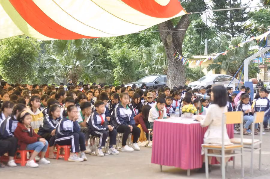 Dịch giả, nhà văn Nguyễn Bích Lan trò chuyện với học sinh Trường Tiểu học và THCS Lương Tài (Văn Lâm, Hưng Yên). Ảnh: NVCC Dịch giả, nhà văn Nguyễn Bích Lan trò chuyện với học sinh Trường Tiểu học và THCS Lương Tài (Văn Lâm, Hưng Yên). Ảnh: NVCC