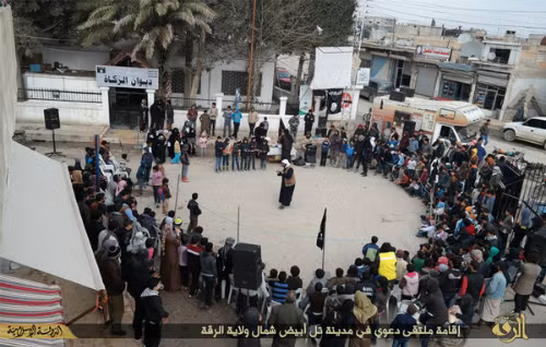 Một đại diện của IS rao giảng trước thanh niên tại Tal Abyad, đông bắc Syria. Ảnh: AP cuoc-song-cua-nhung-co-vo-chien-binh-is-1