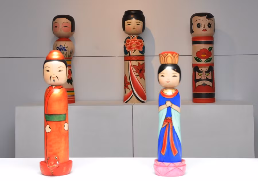 Búp bê Kokeshi phỏng theo trò 'Sự tích hồ Gươm' (trước) và 'Bát tiên' (sau) của múa rối nước Việt Nam.