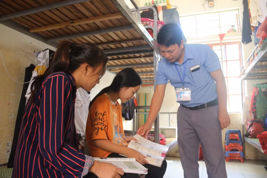 Hiện nay, nhiều thầy cô giáo dạy cắm bản còn nhiều khó khăn, mong muốn luật có chính sách đãi ngộ cao hơn. Hiện nay, nhiều thầy cô giáo dạy cắm bản còn nhiều khó khăn, mong muốn luật có chính sách đãi ngộ cao hơn.