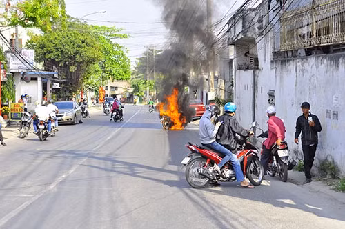 Đang đi chơi Tết, xe máy bất ngờ bốc cháy ở Bình Dương