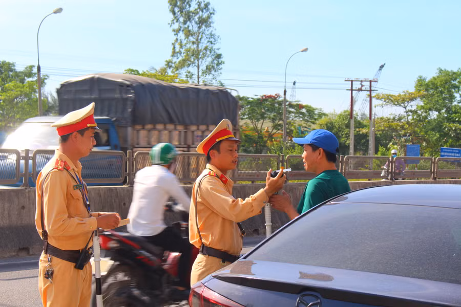 Cảnh sát giao thông làm nhiệm vụ trên Quốc lộ 1A.