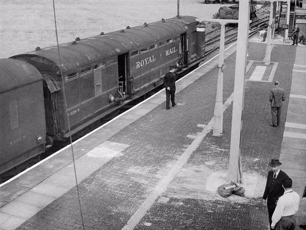Cảnh sát điều tra vụ cướp tàu Royal Mail.