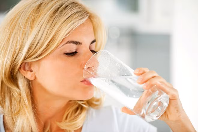 Nước: Giúp loại bỏ độc tố và các chất gây ô nhiễm khác từ cơ thể. Nước là nguồn duy nhất giúp loại bỏ các tạp chất và do đó làm tăng khả năng miễn dịch dần dần.Ảnh: popsugar