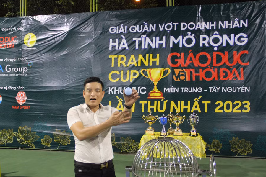 Ông Trương Khánh Nam - Cửa hàng Nam Sport, đơn vị đồng hành giải đấu bốc thăm chia bảng. Ông Trương Khánh Nam - Cửa hàng Nam Sport, đơn vị đồng hành giải đấu bốc thăm chia bảng.
