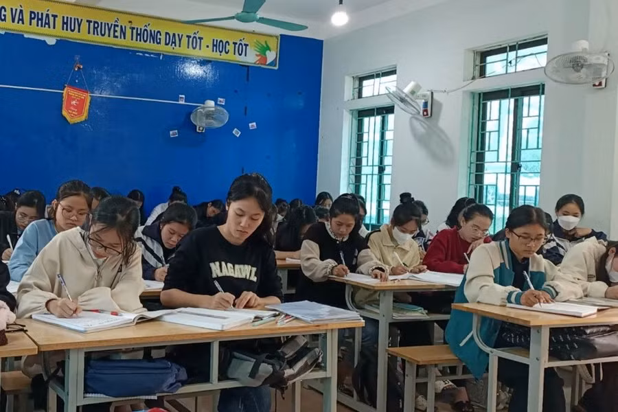 Các trường học luôn tạo điều kiện để giáo viên, học sinh chủ động lựa chọn kế hoạch ôn thi. (Ảnh: Cẩm Ly). Các trường học luôn tạo điều kiện để giáo viên, học sinh chủ động lựa chọn kế hoạch ôn thi. (Ảnh: Cẩm Ly).