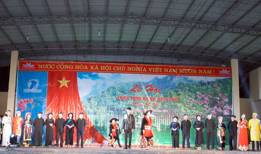 Trình diễn trang phục dân tộc tại "Lễ hội Lồng Tồng Ba Bể" Trình diễn trang phục dân tộc tại "Lễ hội Lồng Tồng Ba Bể"