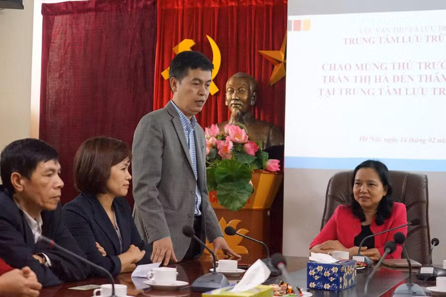 Cục trưởng Cục Văn thư và Lưu trữ nhà nước Đặng Thanh Tùng báo cáo về tình hình phát huy giá trị tài liệu lưu trữ Cục trưởng Cục Văn thư và Lưu trữ nhà nước Đặng Thanh Tùng báo cáo về tình hình phát huy giá trị tài liệu lưu trữ
