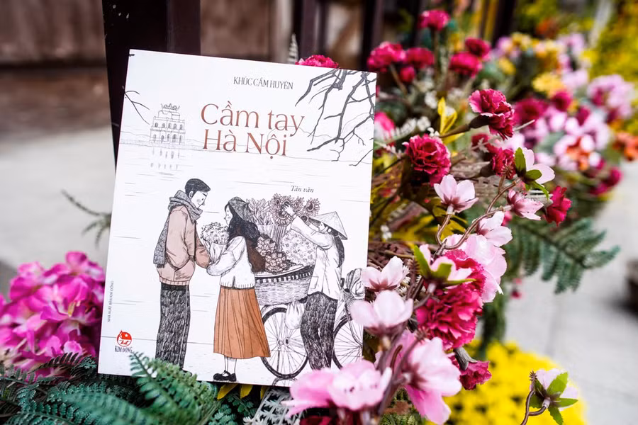 Bìa cuốn sách "Cầm tay Hà Nội" Bìa cuốn sách "Cầm tay Hà Nội"