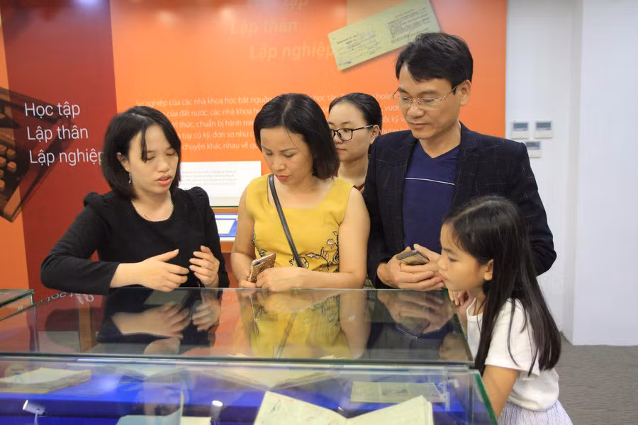 Gia đình anh Nguyễn Xuân Hữu tại Công viên Di sản.