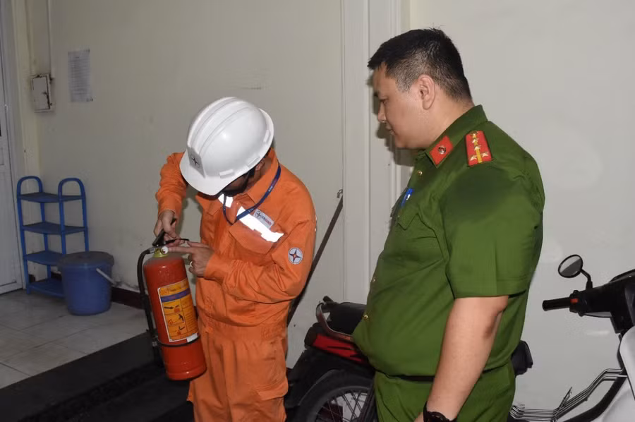 EVNHANOI phối hợp với công an PCCC kiểm tra bình cứu hỏa tại chung cư mini thuộc quận Ba Đình