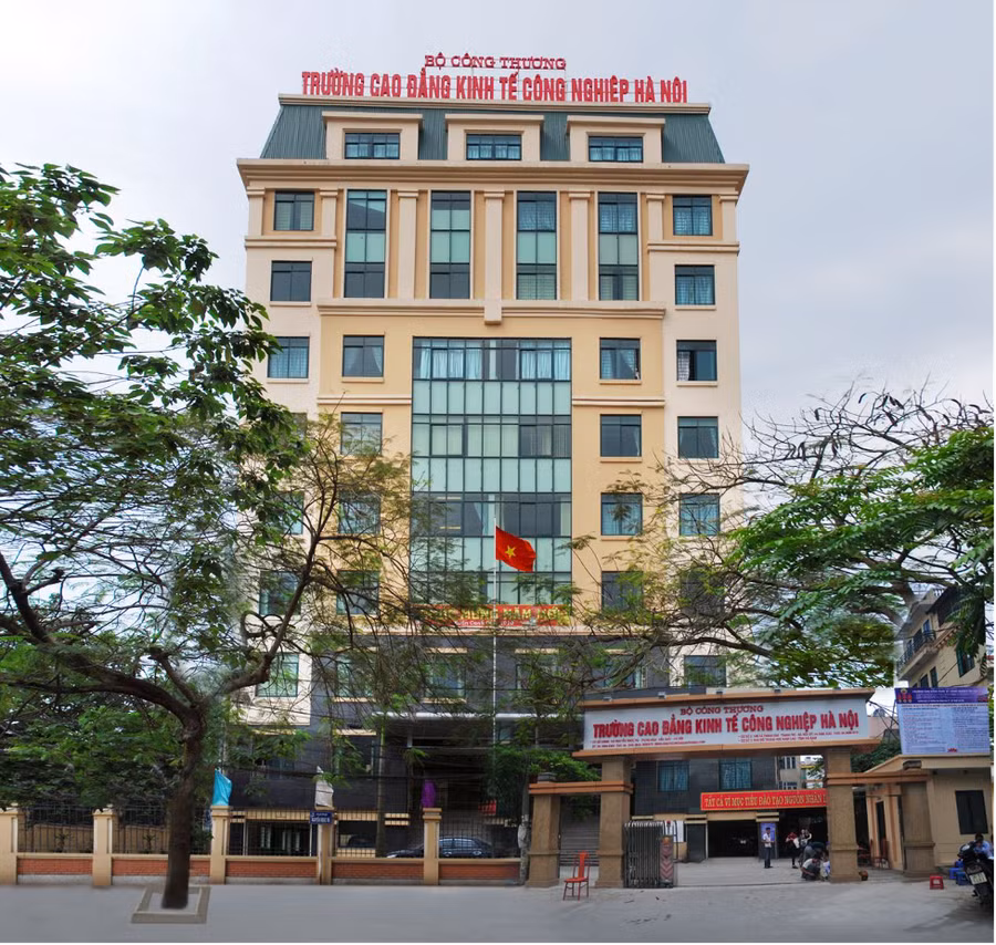 Trụ sở chính trường Cao đẳng Kinh tế Công nghiệp Hà Nội, số 143 Nguyễn Ngọc Vũ, Trung Hòa, Cầu Giấy, Hà Nội 
