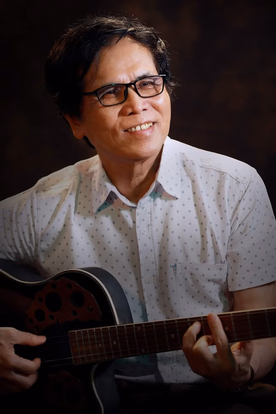 Nhạc sĩ Lê Minh thả hồn theo những nốt nhạc.
