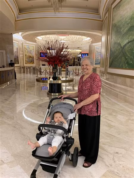 Bà Binh và cháu ngoại.