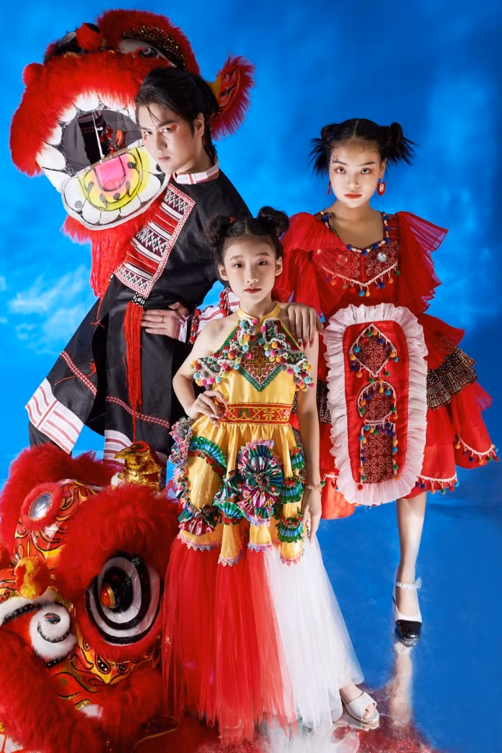 Siêu mẫu Đình Quyền và học trò trong Kid Photo Stars mùa 3 'Trung thu cùng bé'.