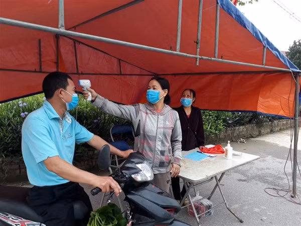 Các điểm khai báo y tế, thực hiện 3 lớp phòng dịch tại huyện Đông Anh.