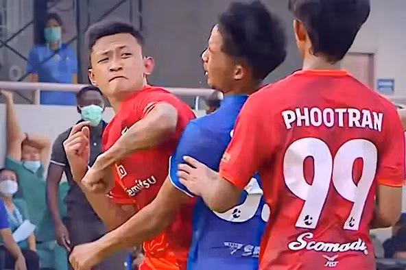 Noichaiboon (trái) "nói chuyện" với đồng nghiệp bằng kungfu Muay Thái.