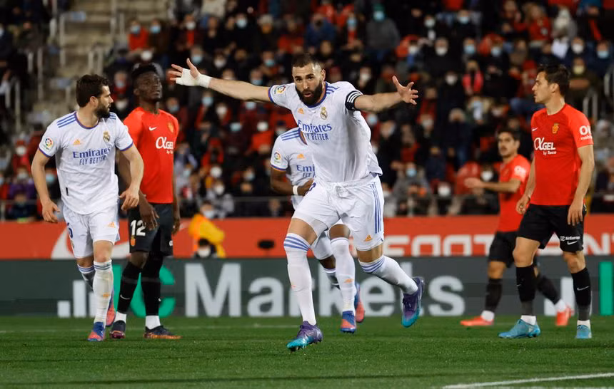 Benzema chấn thương lỡ siêu kinh điển.