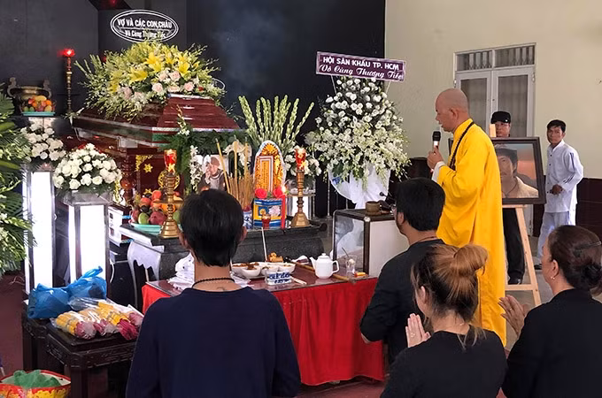 Nghệ sĩ Lê Bình được các sư thầy làm lễ trong buổi chiều 1/5. Nghệ sĩ Lê Bình được các sư thầy làm lễ trong buổi chiều 1/5.