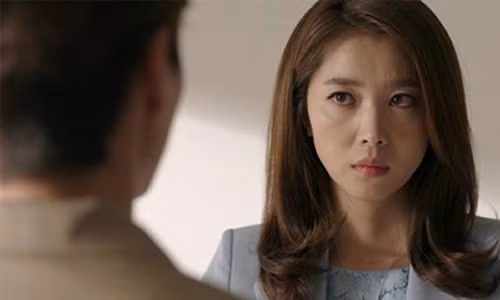 Nghi ngờ vợ ngoại tình, tôi bám theo rồi chết điếng trước những gì nhìn thấy