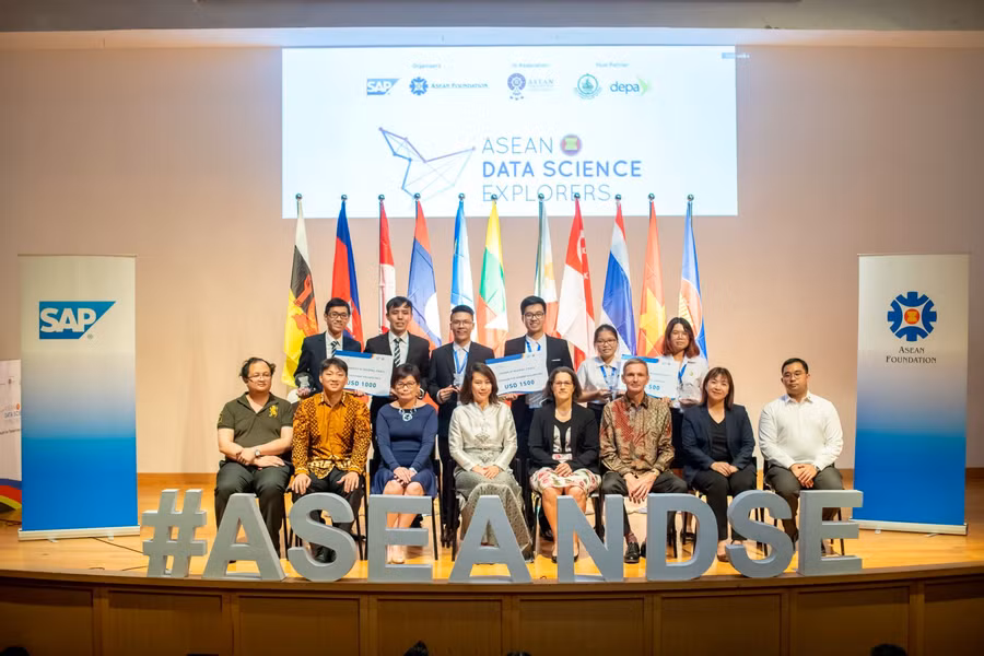 Trong số 6 bạn trẻ ASEAN được giải, có tới 3 bạn là người Việt Nam. Trong số 6 bạn trẻ ASEAN được giải, có tới 3 bạn là người Việt Nam.