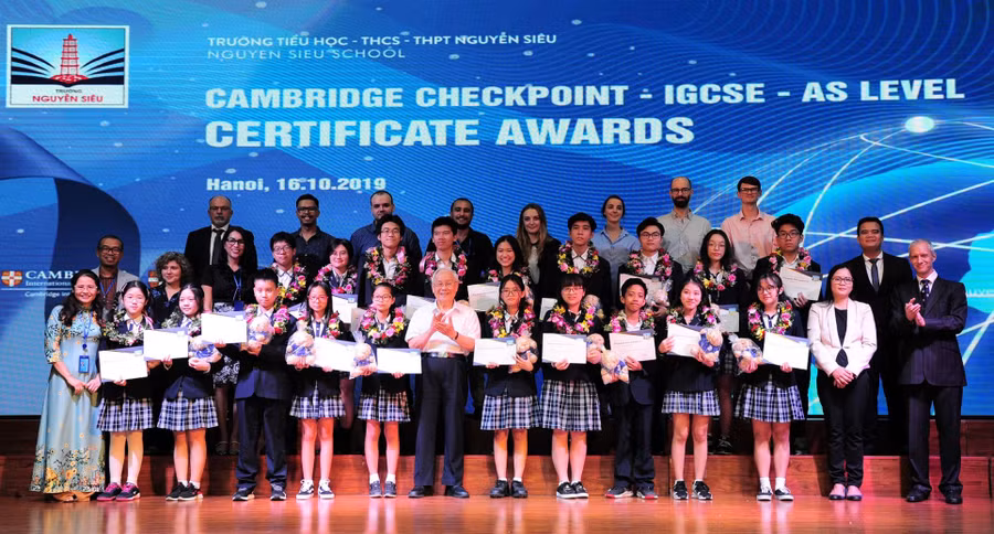 Các học sinh đạt điểm tuyệt đối và A* tất cả các môn Cambridge trong lễ khen thưởng.
