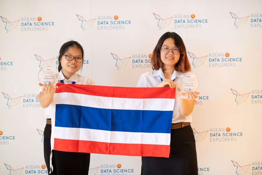 Đội NT (Thái Lan) giành giải 3 chung cuộc ASEANDSE 2019. Đứng bên trái là bạn Ngô Lê Bảo Trân, du học sinh người Việt. Đội NT (Thái Lan) giành giải 3 chung cuộc ASEANDSE 2019. Đứng bên trái là bạn Ngô Lê Bảo Trân, du học sinh người Việt.
