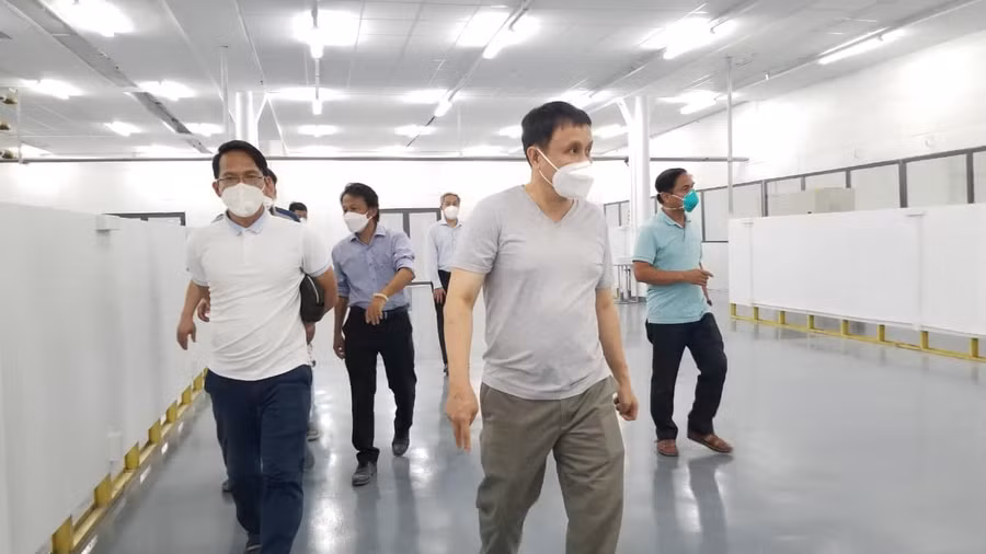 GS.TS Phạm Như Hiệp kiểm tra việc xây dựng và lắp đặt Trung tâm ICU của Bệnh viện Trung ương Huế tại TP Hồ Chí Minh đầu tháng 8.