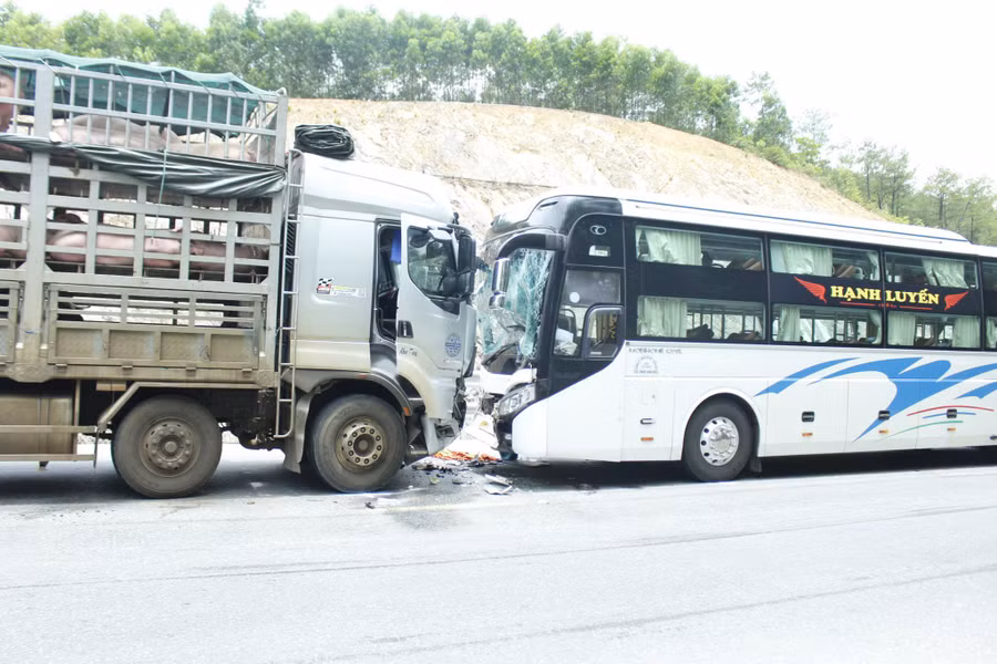 Vụ tai nạn khiến 4 người bị thương, 2 xe hư hỏng nặng phần đầu. (Ảnh: N.T) Vụ tai nạn khiến 4 người bị thương, 2 xe hư hỏng nặng phần đầu. (Ảnh: N.T)