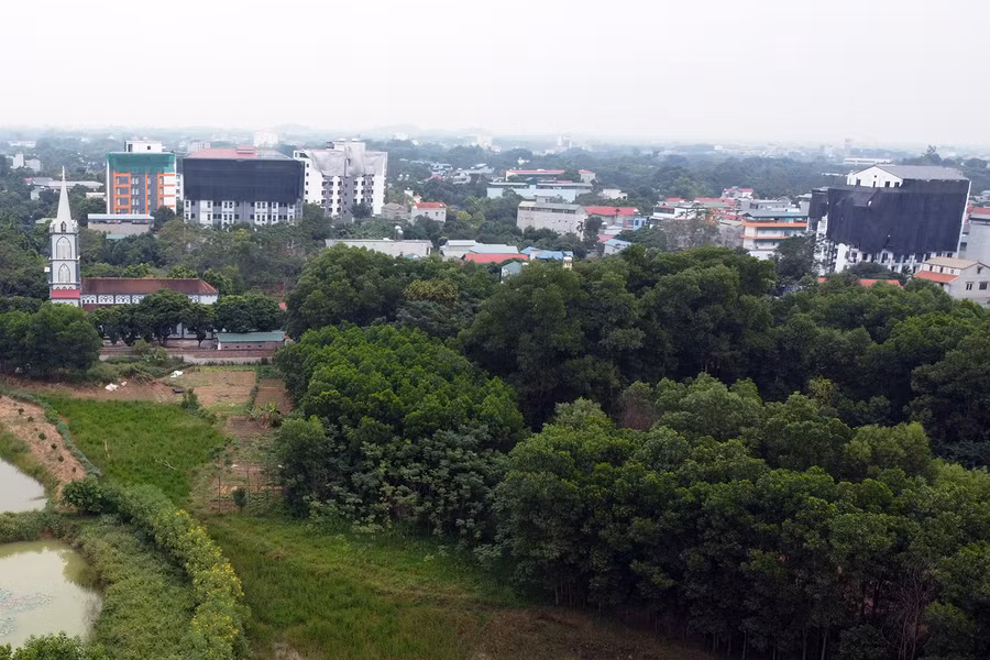 Hàng loạt công trình chung cư mini ở khu vực giáp ranh 2 xã (Tân Xã và Bình Yên) phủ bạt nhìn từ trên cao.