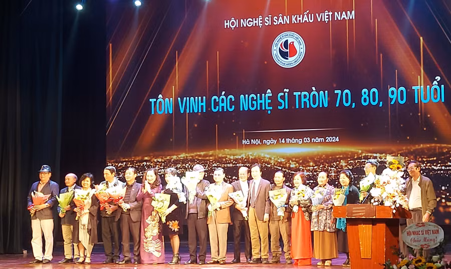 Trước lễ trao giải thưởng năm 2023, Hội Nghệ sĩ Sân khấu Việt Nam trang trọng tôn vinh các nghệ sĩ tròn tuổi 90, 80 và 70. Ảnh: Bình Thanh.