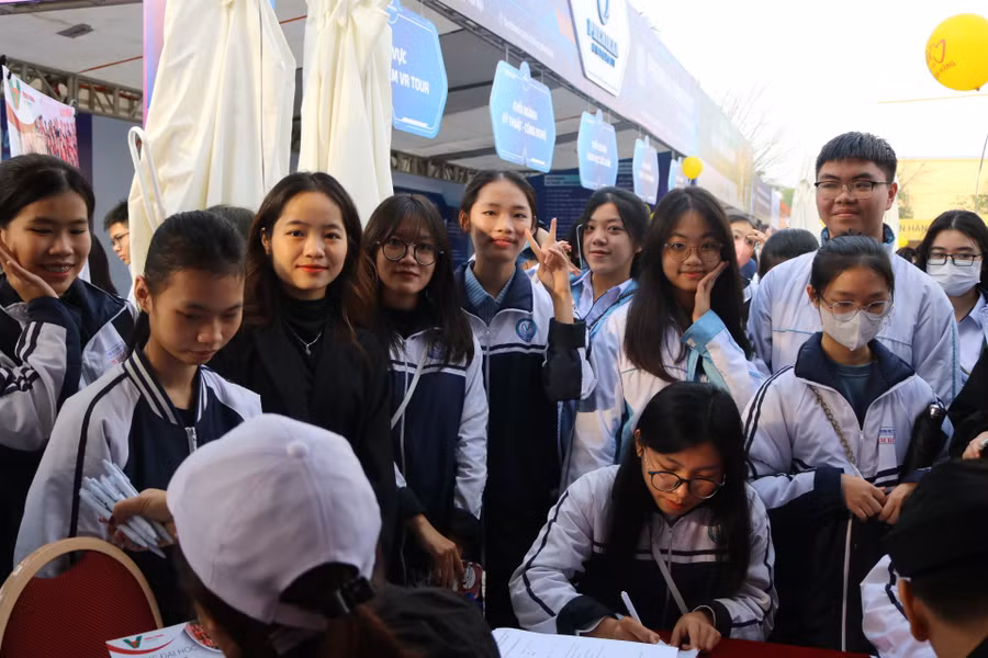 Học sinh quan tâm đến công tác tuyển sinh của Trường Đại học Trưng Vương. Học sinh quan tâm đến công tác tuyển sinh của Trường Đại học Trưng Vương.
