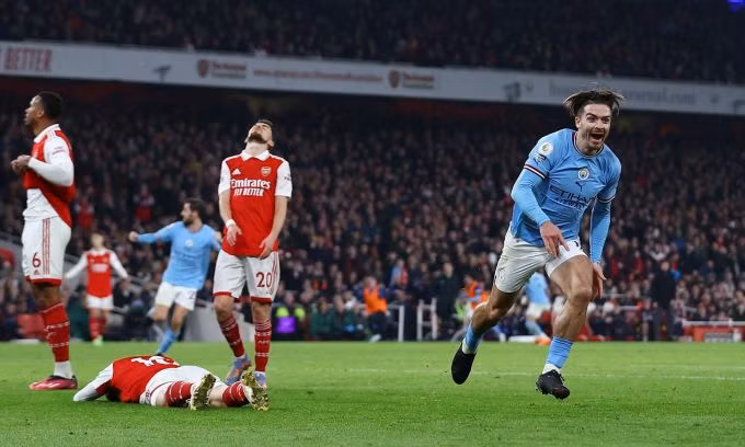 Arsenal (áo đỏ) gục ngã 1-3 trước Man City ở lượt đi Ngoại hạng Anh mùa này.